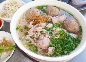 Kuy Teav: A Cambodian Breakfast Staple – A Symphony of Flavors