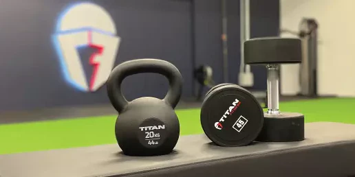 Kettlebell vs Dumbbell: Mana yang Lebih Baik untuk Tujuan Kebugaran Anda?