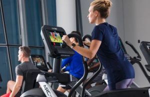 Latihan dengan Arc Trainer: Membentuk dan Mengencangkan Tanpa Dampak