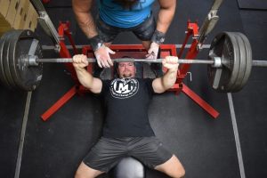 Peran Bench Press dalam Powerlifting: Kunci Kekuatan Optimal